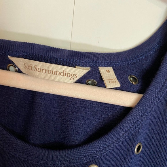 Soft Surroundings Cold Shoulder Top Sz M Knit Navy Blue Grommet Long Sleeve - Picture 3 of 8